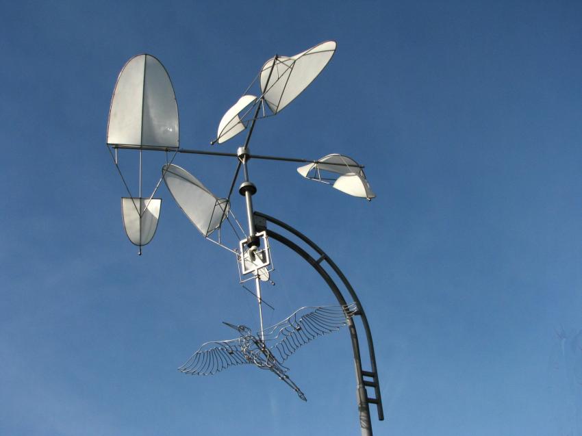 Sculpture le long du promenade près de l'eau