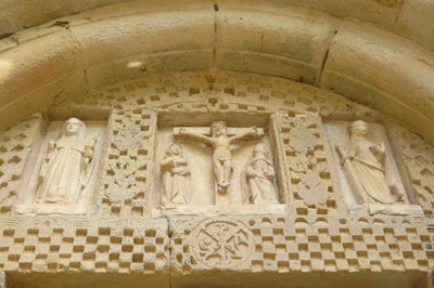 Œuvre de Ondine: Tympan de la porte de l'Eglise