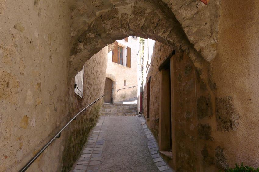Passage voûté à St-Guilhem-le-Désert