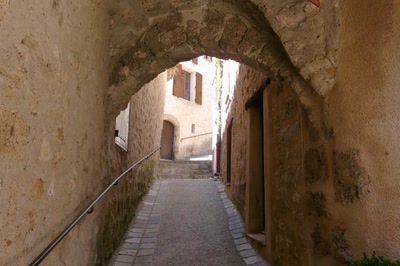 Passage voûté à St-Guilhem-le-Désert
