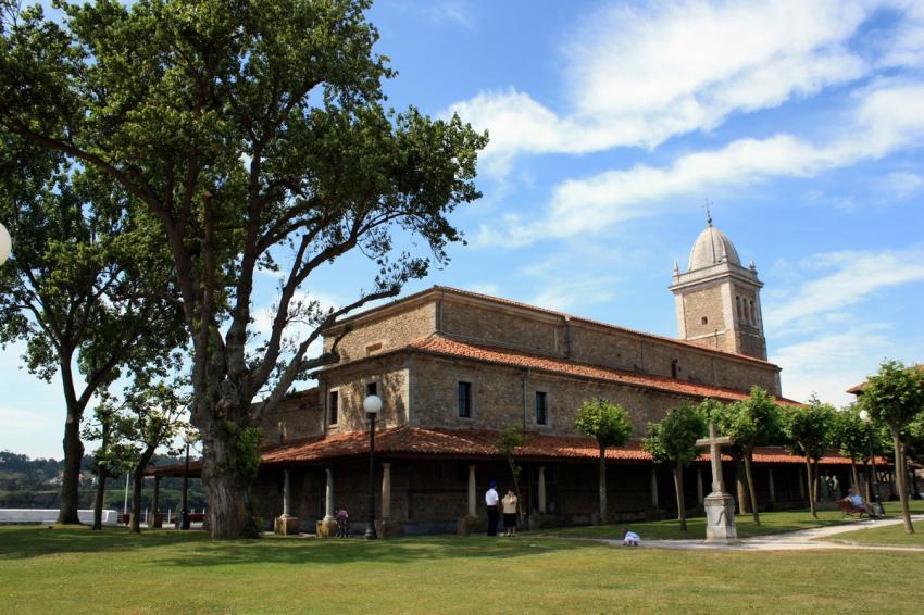 Une église à côté de la plage.