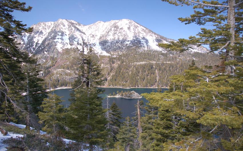 Petit ilôt posé sur le lac