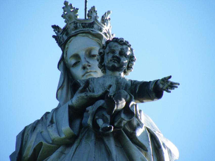 détail de la vièrge de Notre Dame d'étang