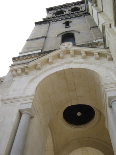 Œuvre de Magritte2: église vue de côté