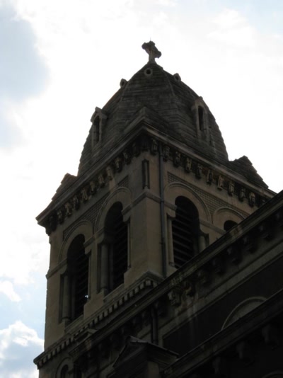 Œuvre de Magritte2: église vue de biais