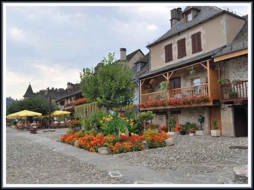 Argentat (19) Le long des quais