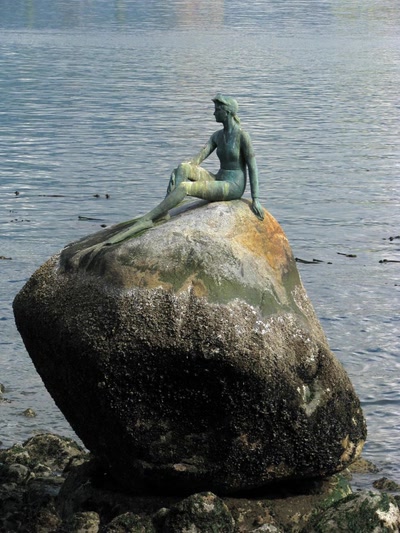 Petite pêcheuse sur son rock