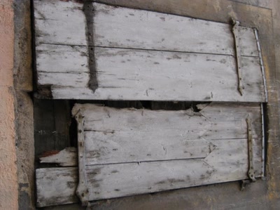 Œuvre de Magritte2: volets gris blancs