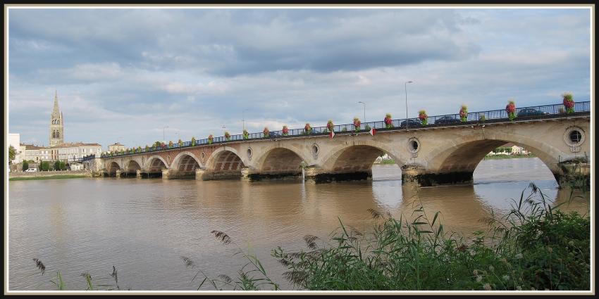 Pont sur la Dordogne à Libourne (33)