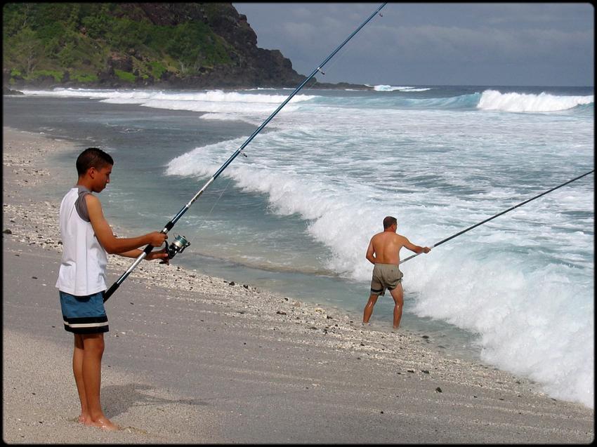 Pêcheurs sur la plage de Manapany Les Bains...