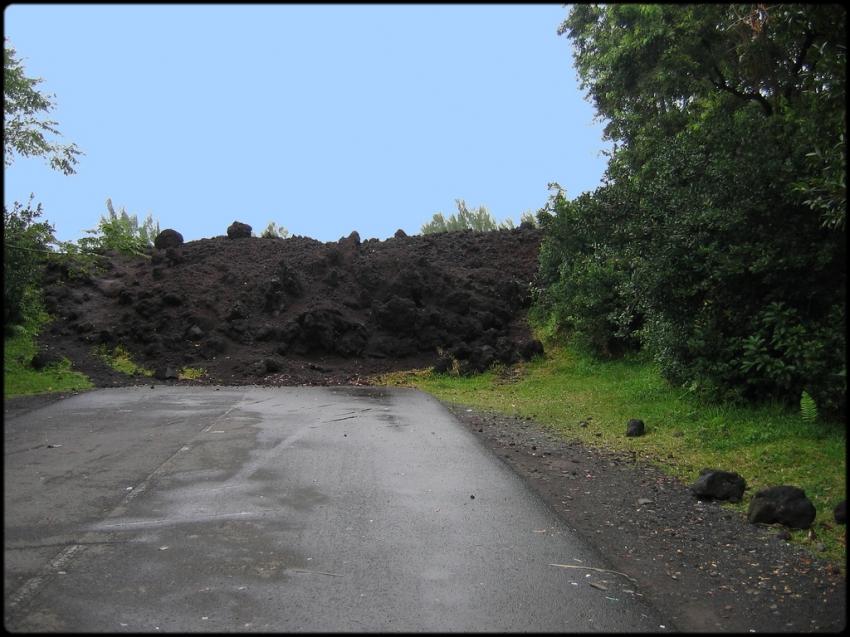 Route barrée par une coulée de lave...