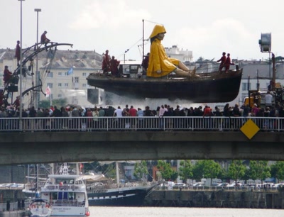 Œuvre de libellule: la petite géante