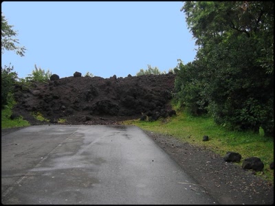 Œuvre de Claudius: Route barrée par une coulée de lave...