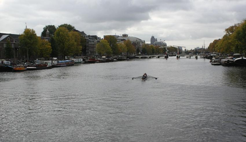 Amsterdam (67) Les jolies skiffeuses s'éloignent