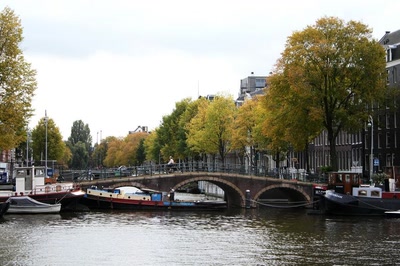 Résultat de recherche: Amsterdam (69) La cycliste sur le pont