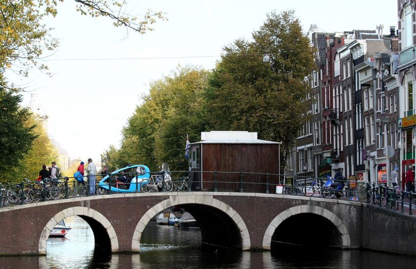 Amsterdam (130) Le vélo-taxi bleu