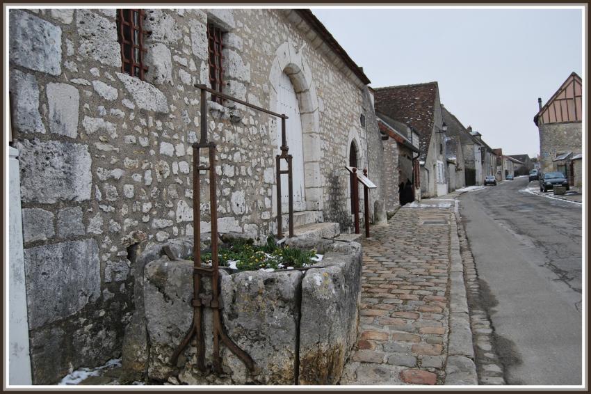 Provins (77) Une rue et son puits