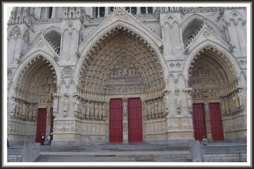 Amiens (80) Le Parvis de la cathédrale
