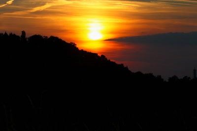 Résultat de recherche: Au-dessus de la colline, le soleil lentement se co