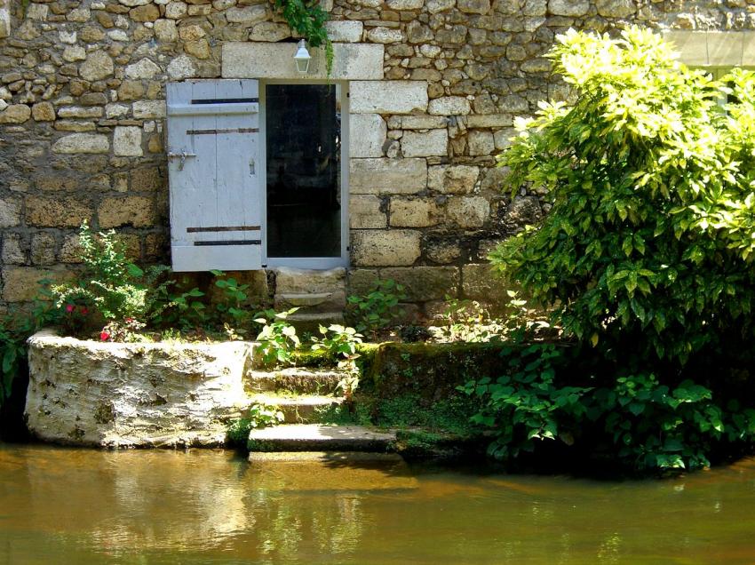 Portes (16) : Une porte de Brantôme