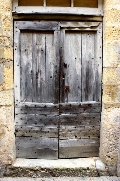 Résultat de recherche: Portes (44) : Dans le Périgord, à Montignac (21)