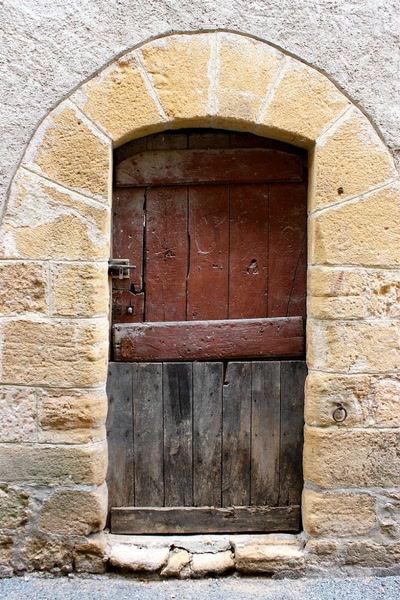 Résultat de recherche: Portes (49) : Dans le Périgord, à Montignac (26)