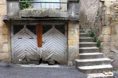 Résultat de recherche: Portes (56) :  Dans le Périgord, à Montignac (33)