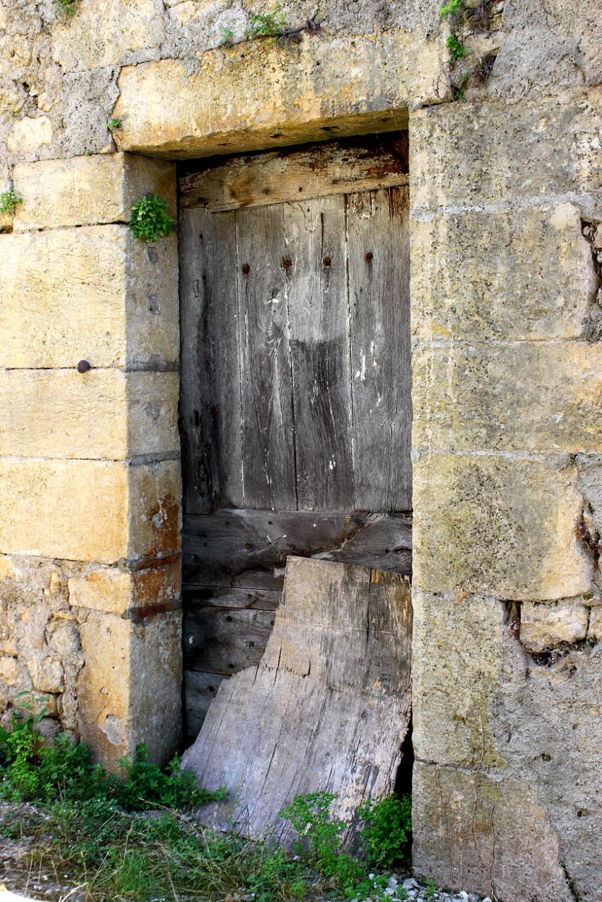 Portes (72) :  Dans le Périgord, à Montignac (49).