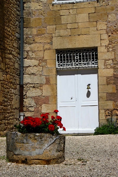 Résultat de recherche: Portes (73) :  Dans le Périgord, à Montignac (50).