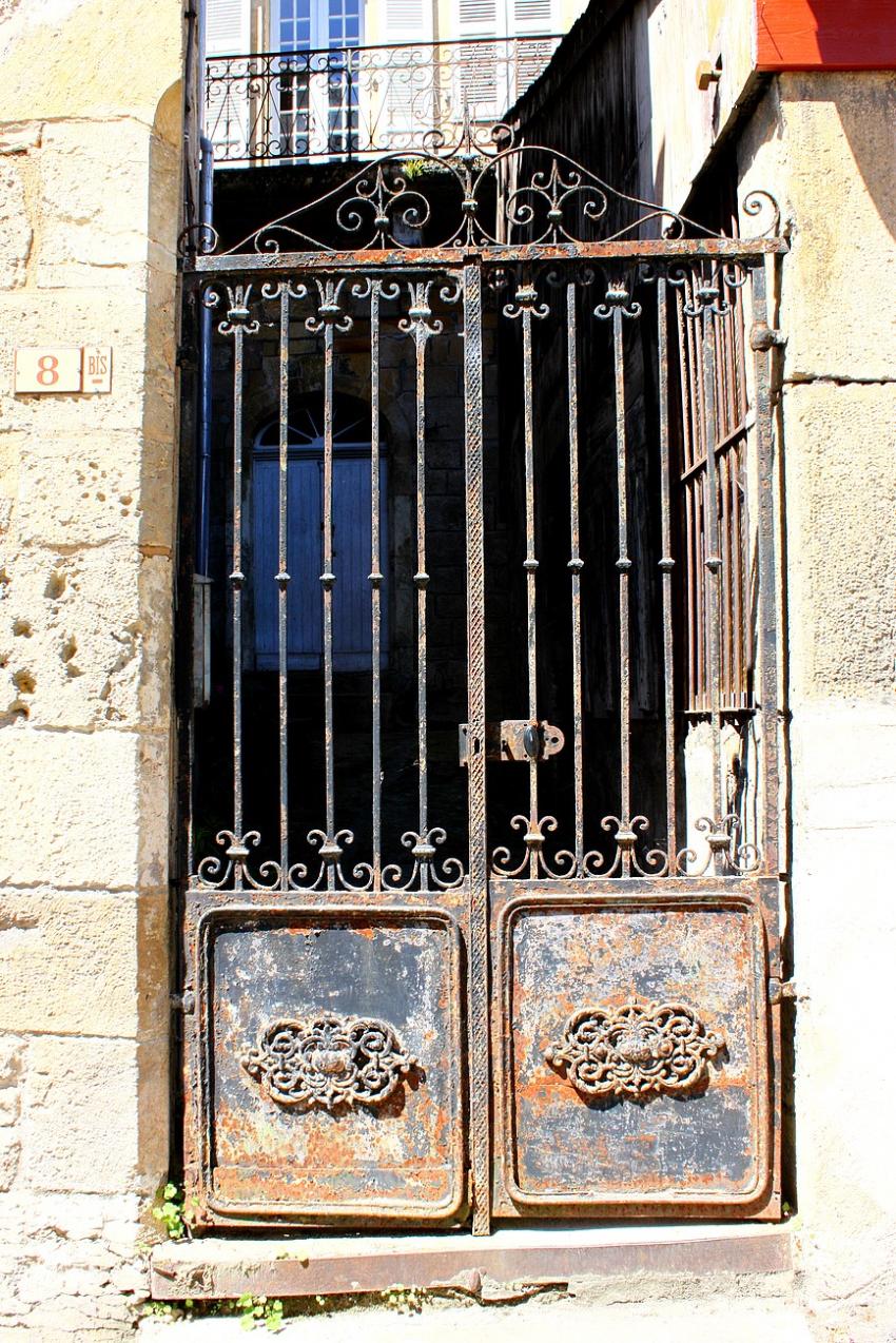 Portes (77) :  Dans le Périgord, à Montignac (54).