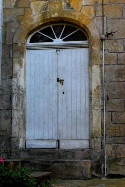 Résultat de recherche: Portes (78) :  Dans le Périgord, à Montignac (55)