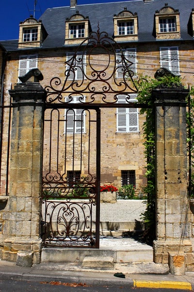 Résultat de recherche: Portes (74) :  Dans le Périgord, à Montignac (51).