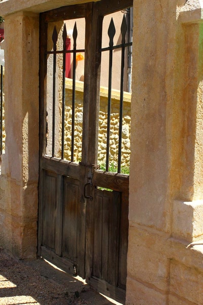 Résultat de recherche: Portes (88) : Dans le Périgord, à Montignac (65)