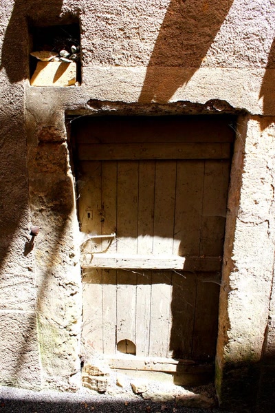 Résultat de recherche: Portes (90) : Dans le Périgord, à Montignac (67)