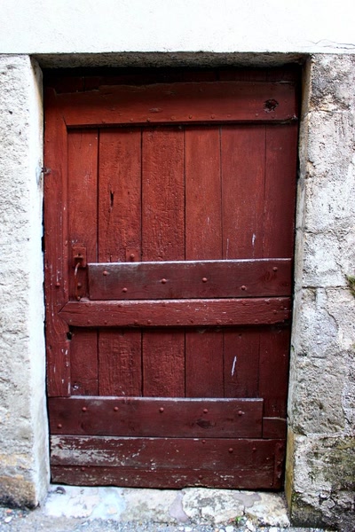 Résultat de recherche: Portes (93) : Dans le Périgord, à Montignac (70)