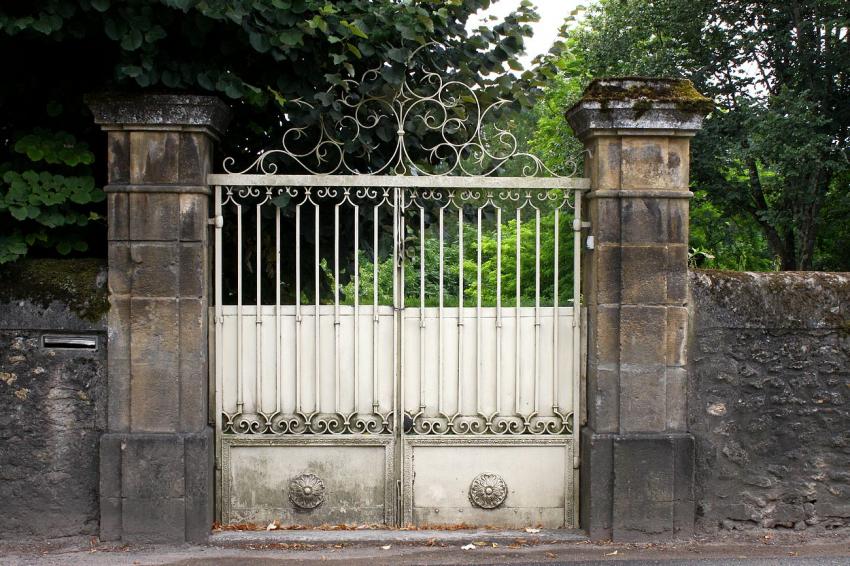 Portes (102) : Dans le Périgord, à Montignac (79)