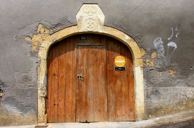 Résultat de recherche: Portes (98) : Dans le Périgord, à Montignac (75)