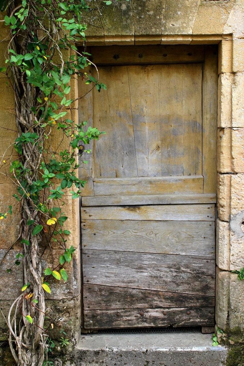 Portes (106) : Dans le Périgord, à Montignac (83)
