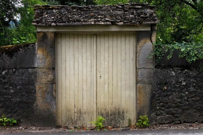 Résultat de recherche: Portes (103) : Dans le Périgord, à Montignac (80)