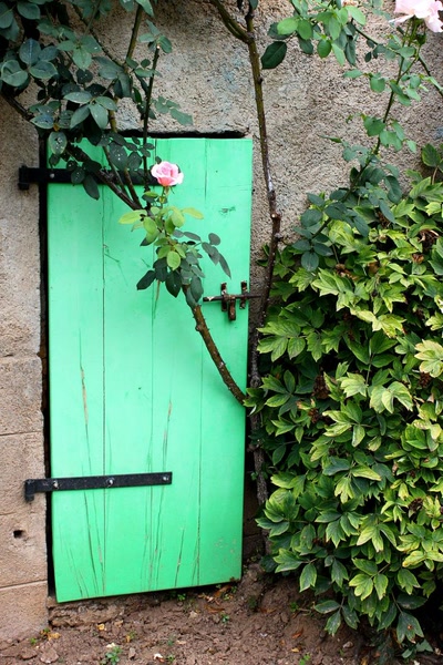 Résultat de recherche: Portes (107) : Dans le Périgord, à Montignac (84)