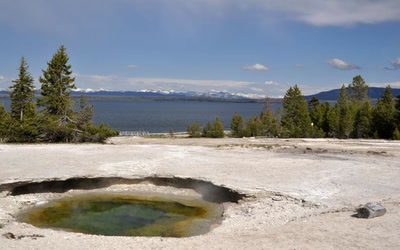 Résultat de recherche: montagne et geyser