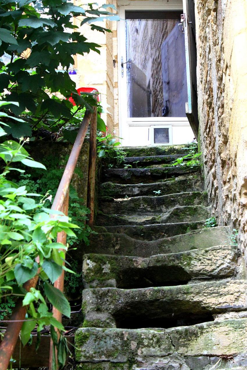 Portes (112) : Dans le Périgord, à Montignac (89)