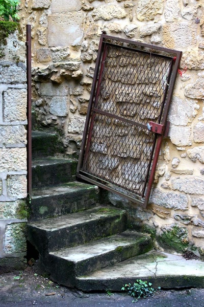 Résultat de recherche: Portes (111) : Dans le Périgord, à Montignac (88)