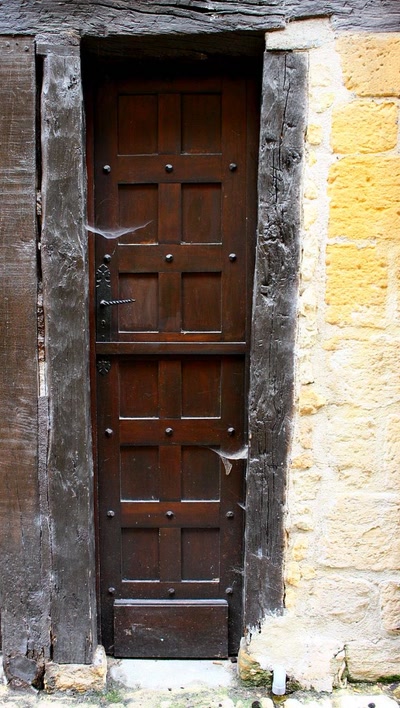 Résultat de recherche: Portes (125) : Dans le Périgord, à Montignac (102)