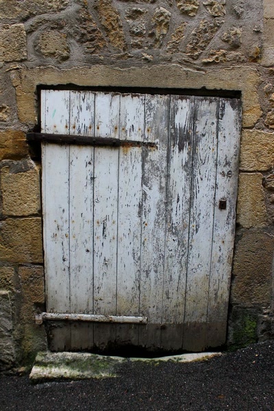 Résultat de recherche: Portes (127) : Dans le Périgord, à Montignac (104)