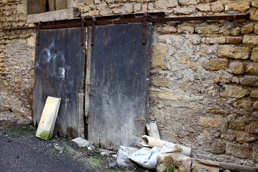 Portes (129) : Dans le Périgord, à Montignac (106)