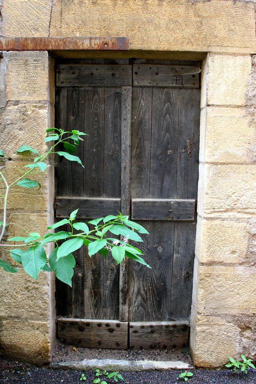 Portes (130) : Dans le Périgord, à Montignac (107)