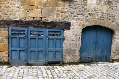 Résultat de recherche: Portes (134) : Dans le Périgord, à Montignac (111)