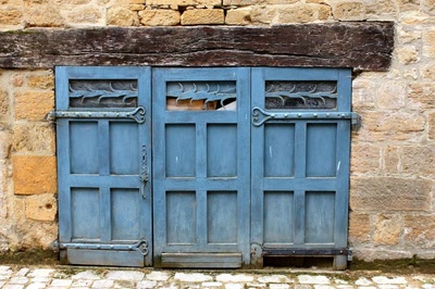 Résultat de recherche: Portes (135) : Dans le Périgord, à Montignac (112)