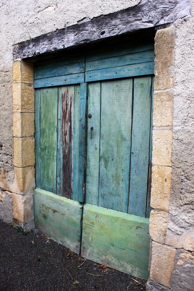 Résultat de recherche: Portes (133) : Dans le Périgord, à Montignac (110)